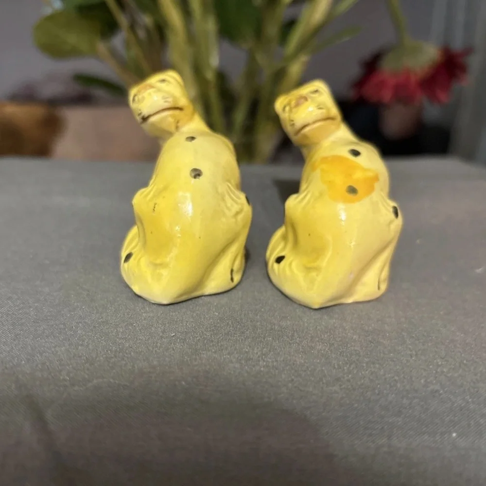 Vintage Made In Japan Yellow Spotted Leopards Salt and Pepper Shaker - Picture 2 of 5